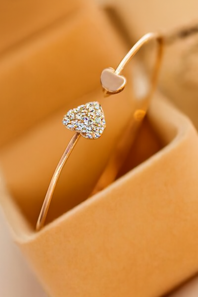 Golden Heart Bracelet: A Timeless Symbol of Love & Elegance 💛💫